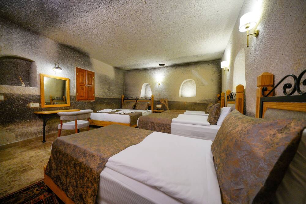 ケーブ ホテル サクサガン 写真