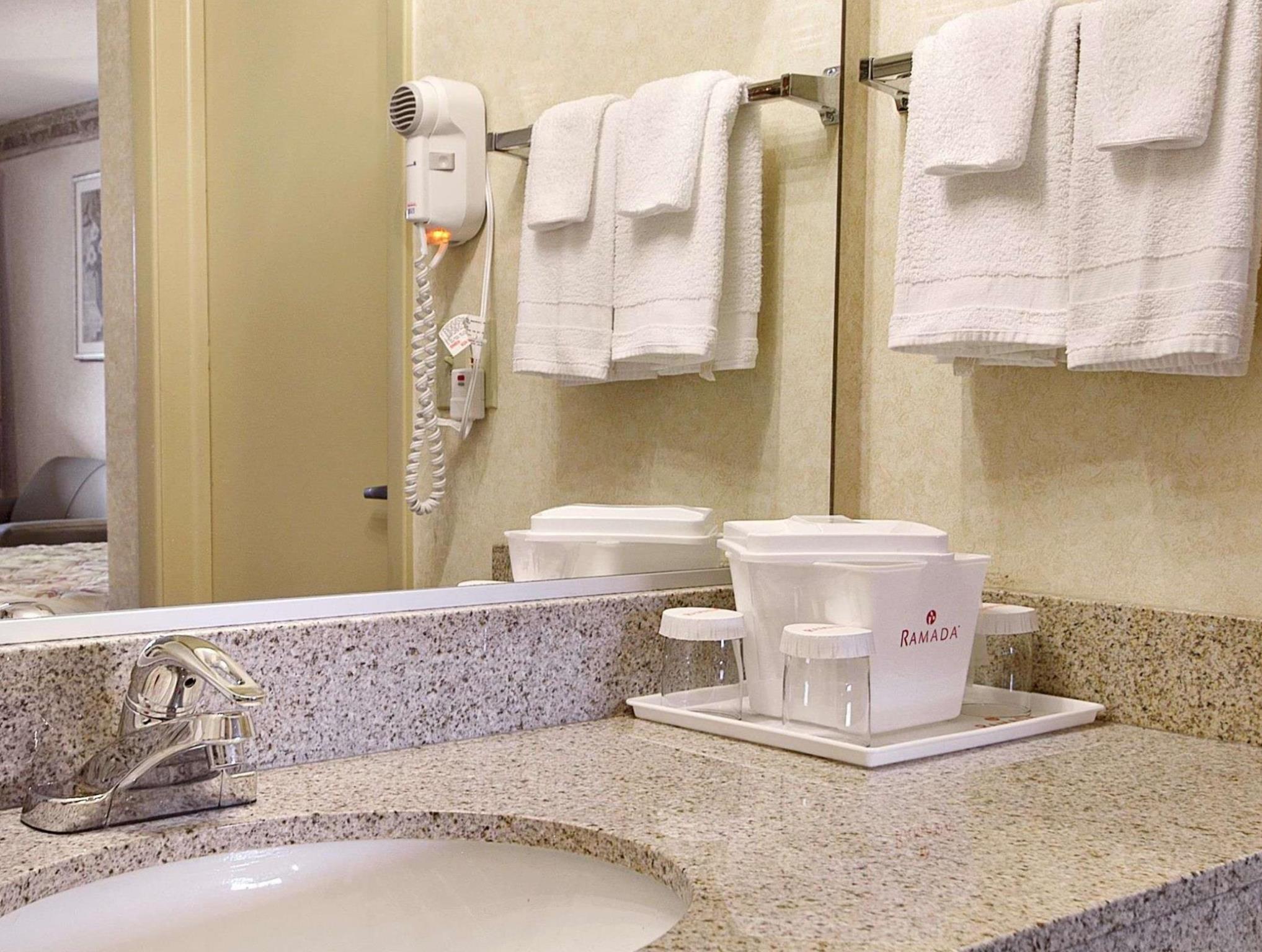 ラマダ バイ ウィンダム クリーブランド エアポート ウエスト 写真