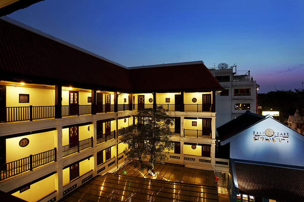 バーン チャート ホテル 写真