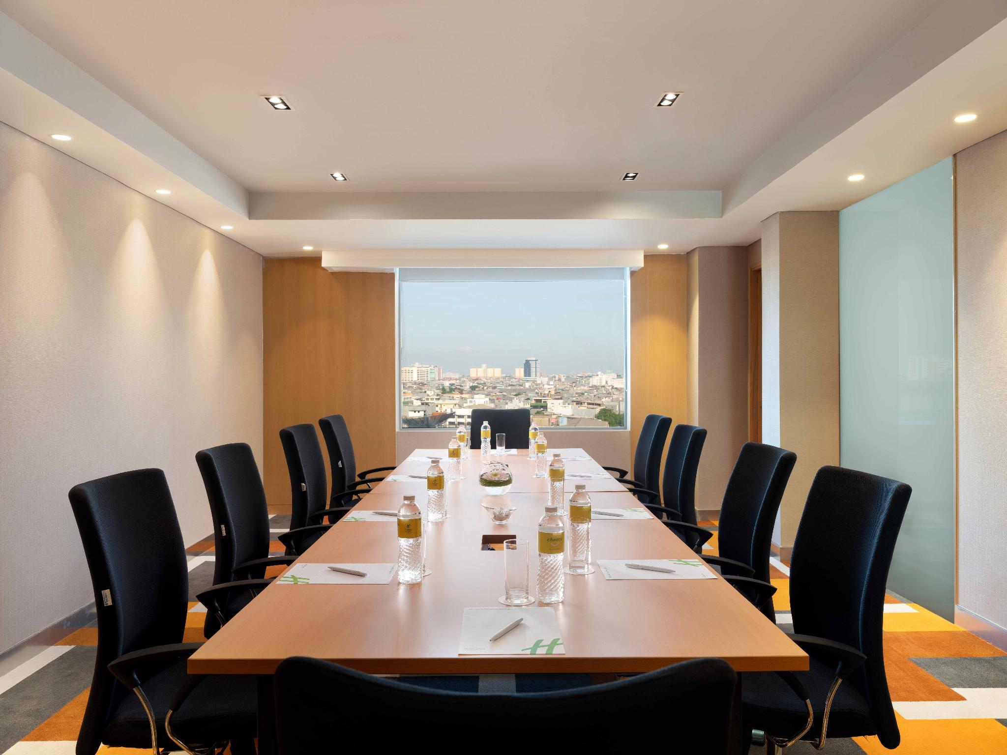 ホリデイ イン ＆ スイーツ ジャカルタ ガジャ マダ バイ IHG 写真