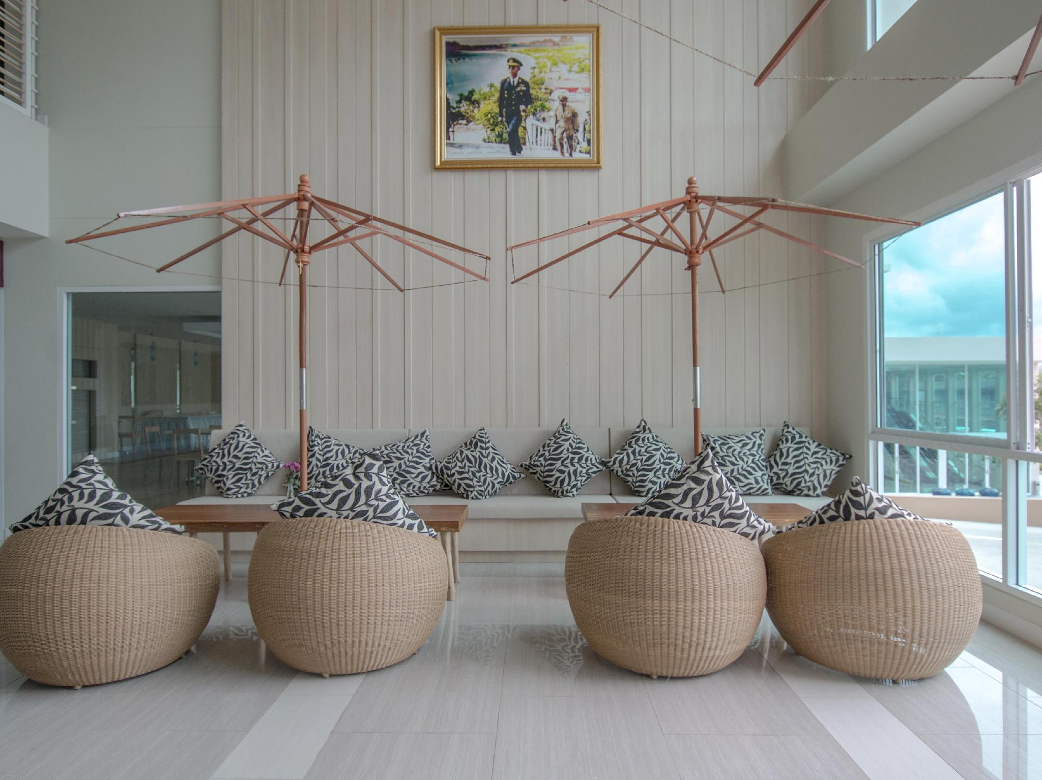 プラチュワップ グランド ホテル 写真