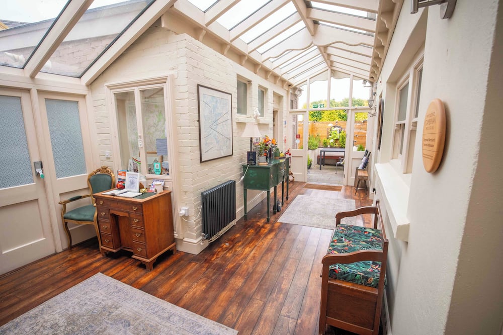 ザ ニュー ホワイト ライオン 写真