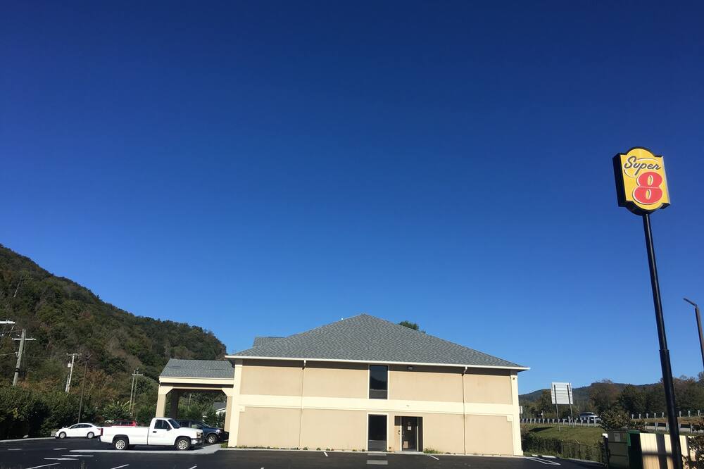 スーパー 8 バイ ウィンダム アーウィン 写真