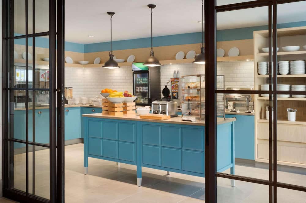 カントリー イン ＆ スイーツ バイ ラディソン アシュビル リバー アーツ ディストリクト 写真