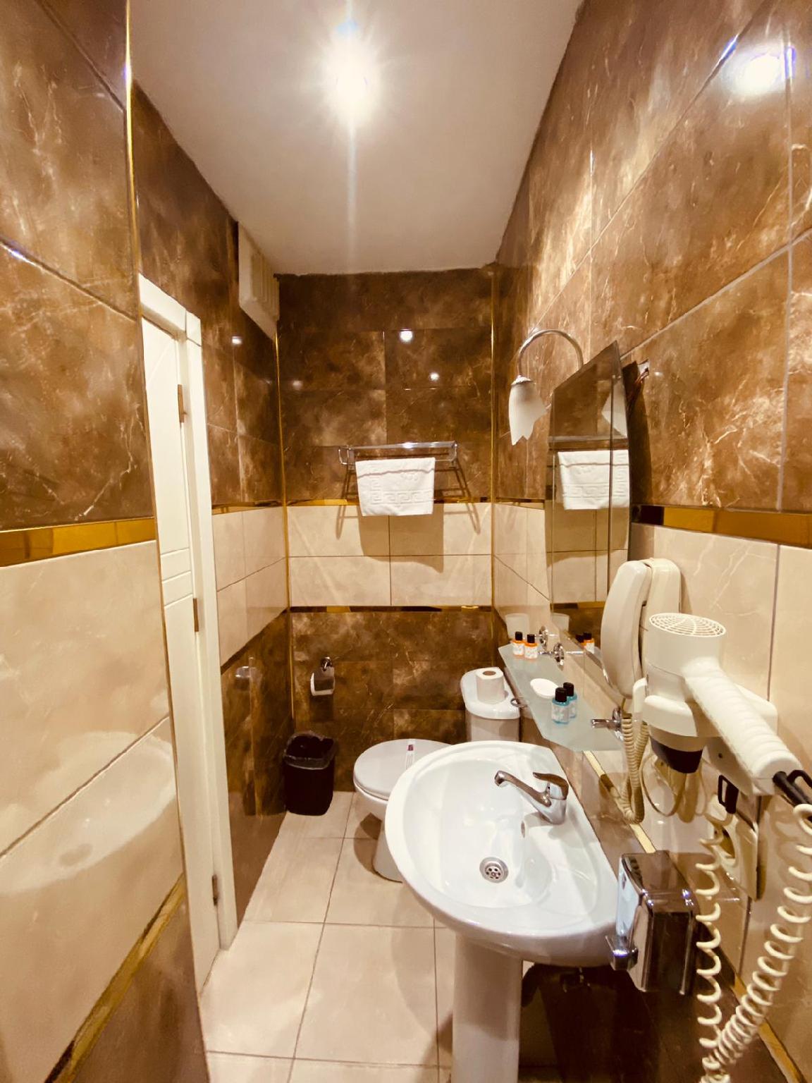 アドラ ホテル カフェ ＆ レストラン 写真