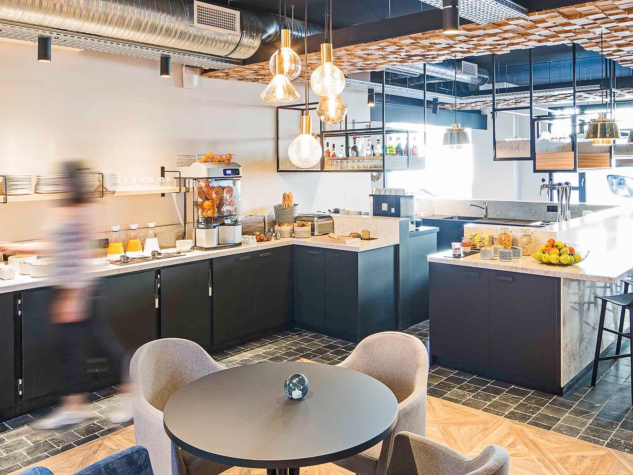 イビス スタイルズ ラヴァル サントル ガール 写真