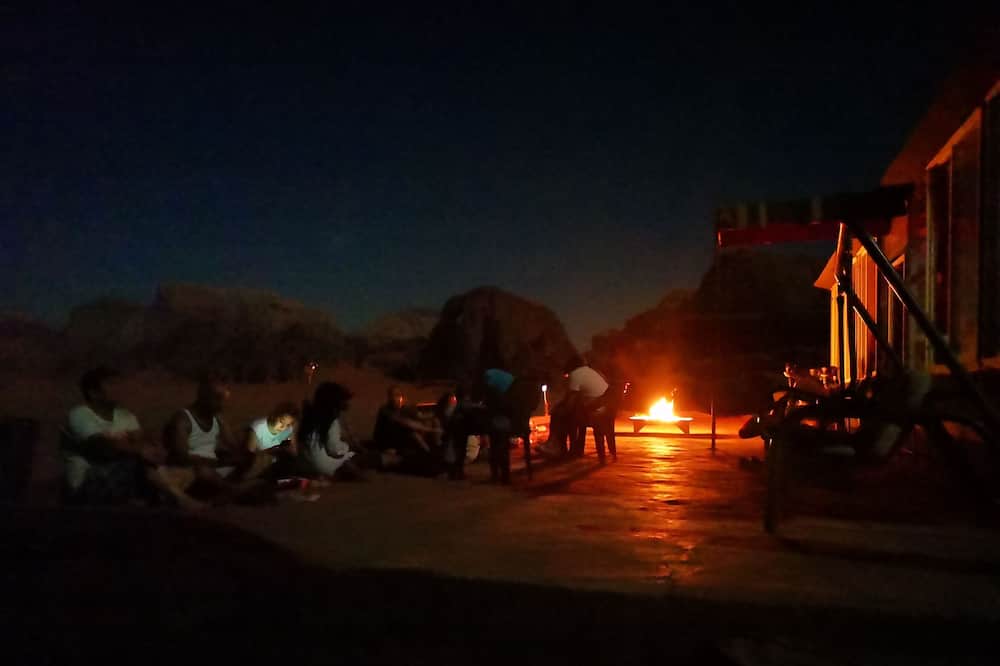 ビヨンド ワディ ラム キャンプ 写真