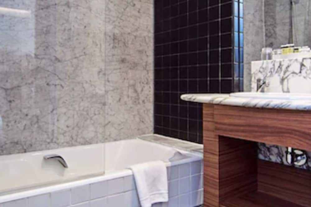 オクシデンタル レオン アルフォンソ V 写真