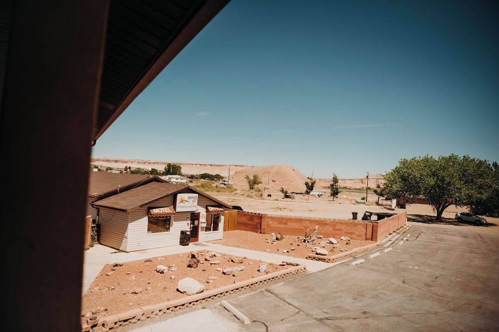 ウィスパリング サンズ モーテル 写真