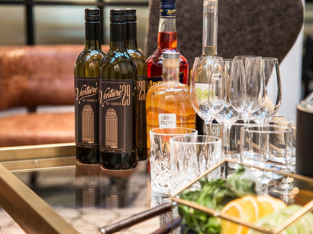 ホテル セオドア シアトル ダウンタウン タペストリー バイ ヒルトン 写真