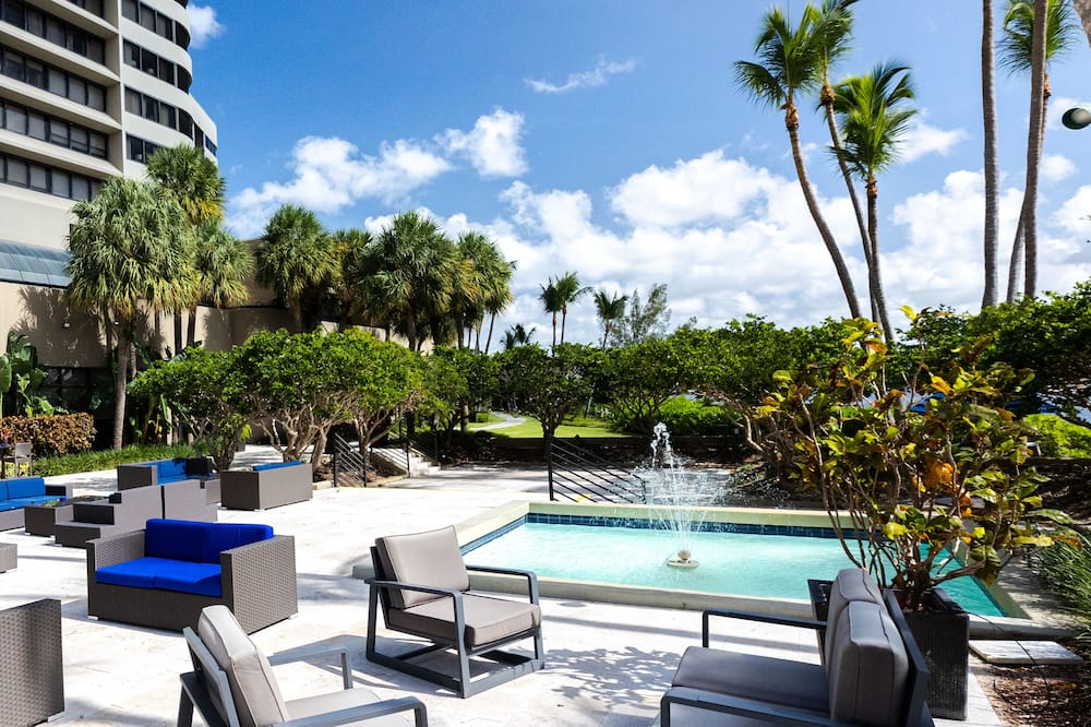 ヒルトン マイアミ エアポート ブルー ラグーン 写真