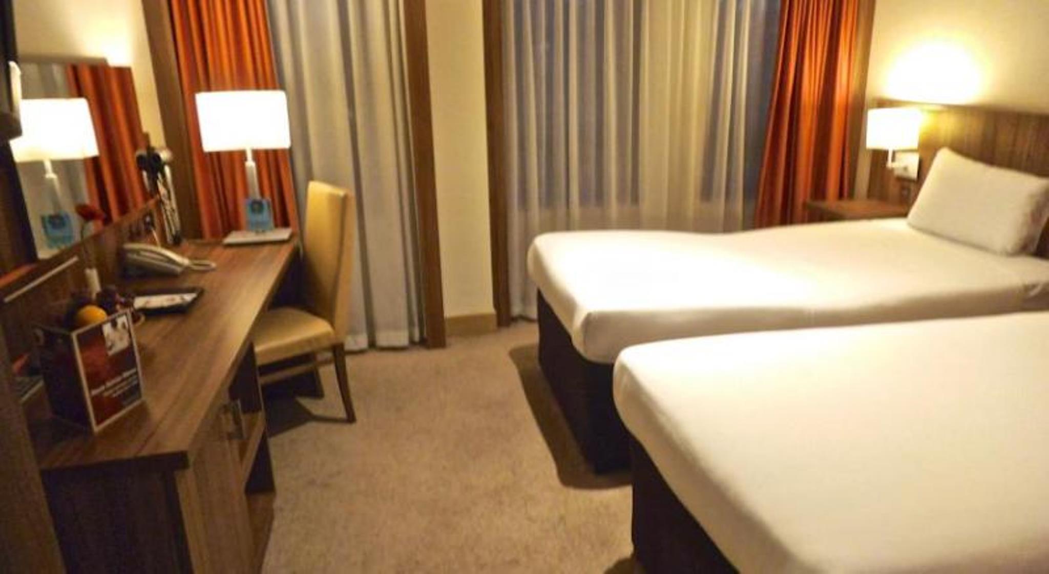 ラマダ バイ ウィンダム ハウンズロー ヒースロー イースト 写真