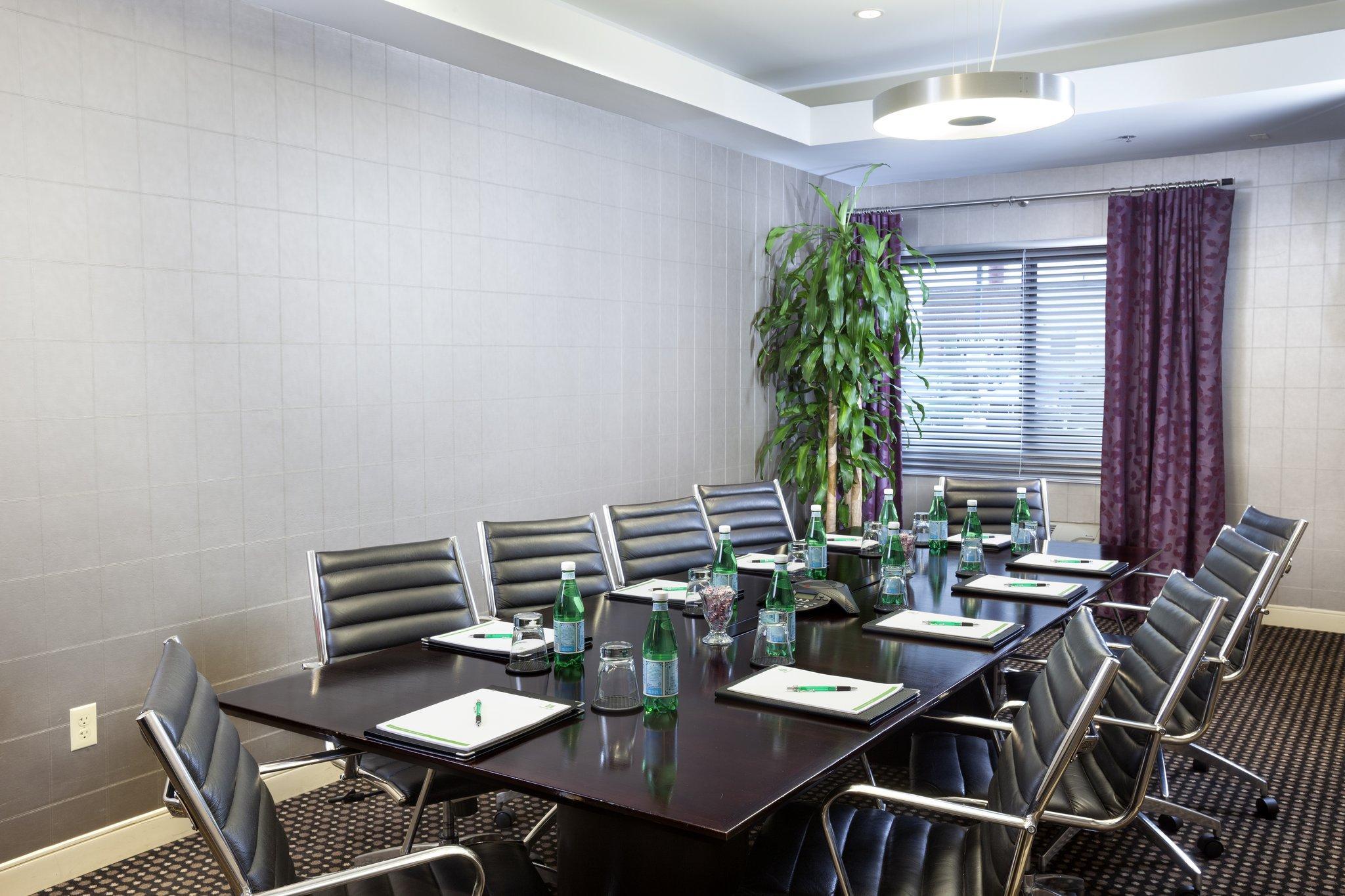 ハンプトン イン バイ ヒルトン ニューアーク エアポート 写真