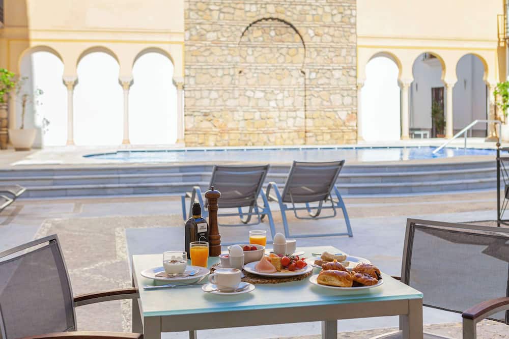 Macia Alfaros. 写真