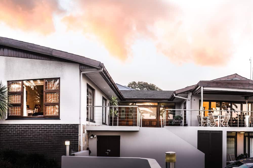 フォー パームス アコモデーション 写真