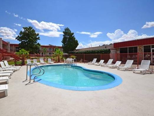 ロードウェイ イン アット レイク パウエル 写真