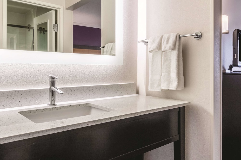 ラ キンタ イン & スイーツ バイ ウィンダム クリーブランド - エアポート ノース 写真