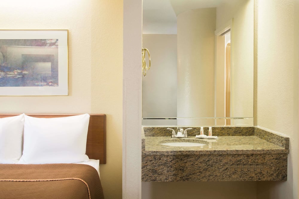 トラベロッジ バイ ウィンダム フォート マイヤーズ エアポート 写真