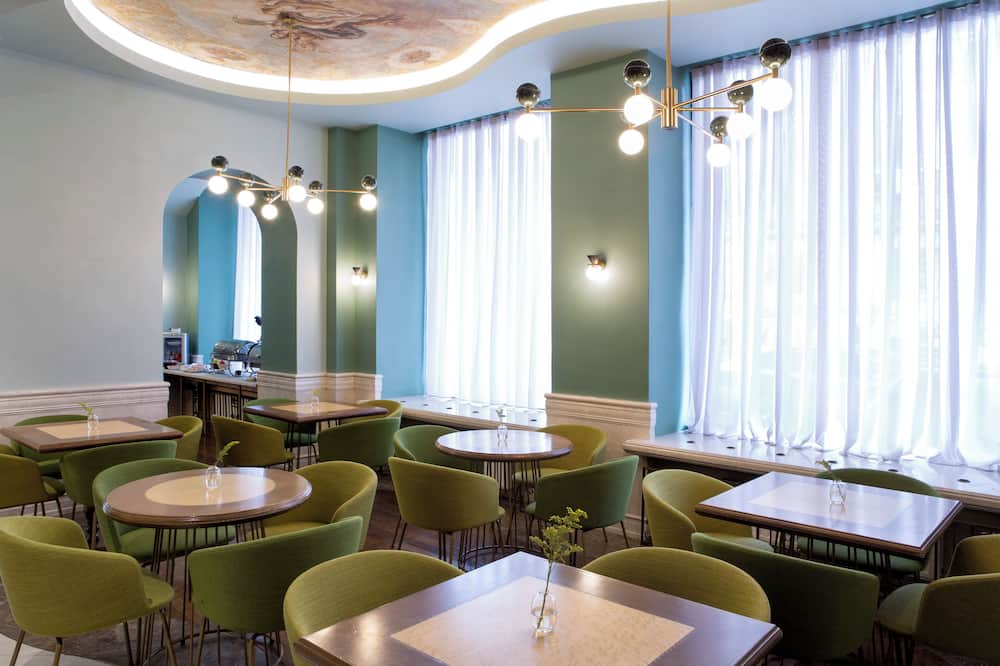 Zeus Essence Bucharest Venezia 写真