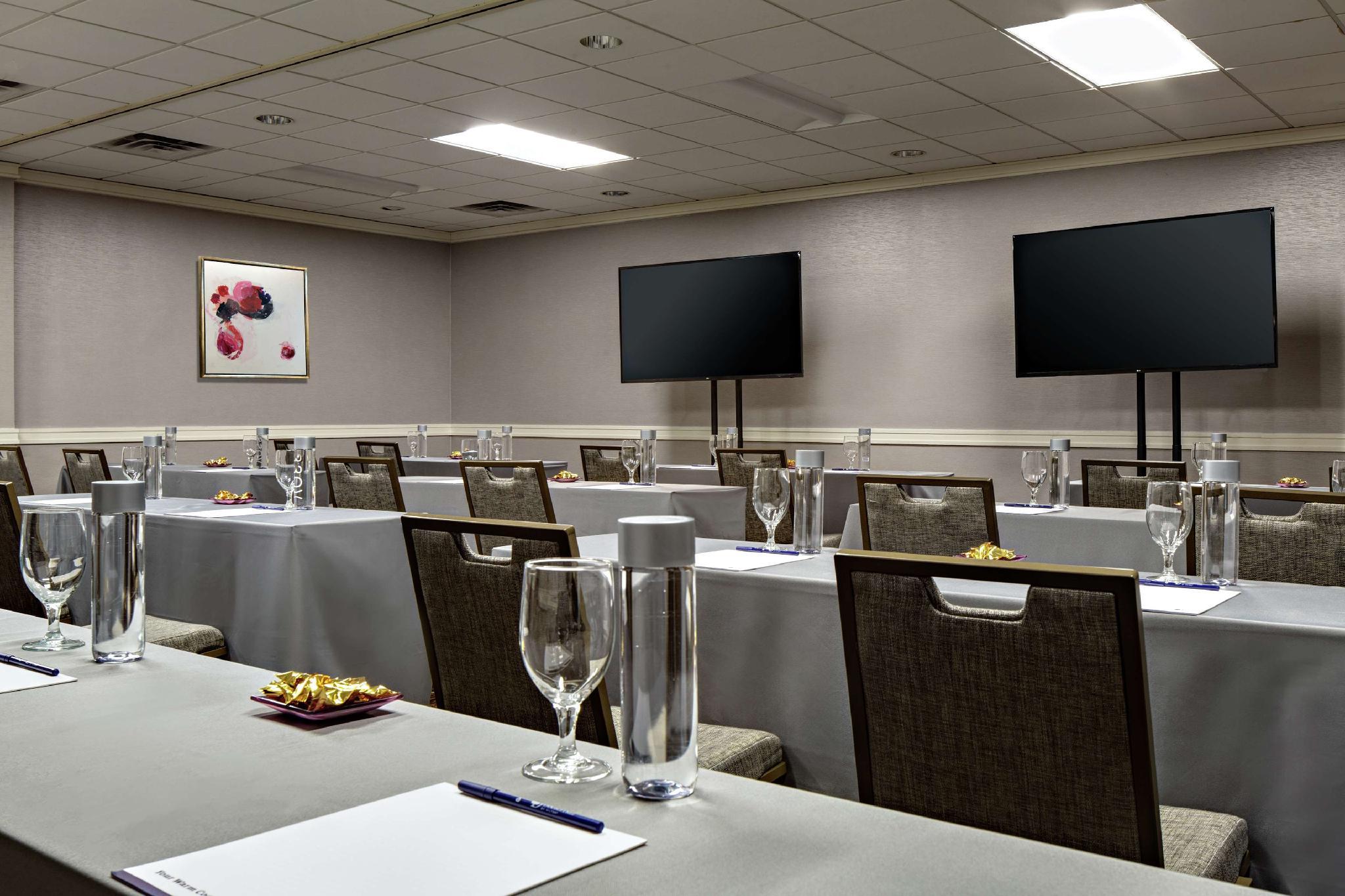 DoubleTree by Hilton Fairfield Hotel & Suites 写真