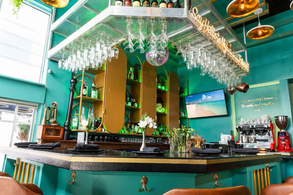 コロニー ホテル 写真