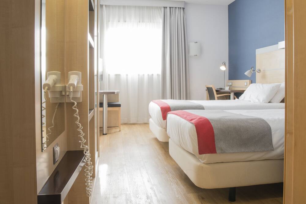 ホリデイ イン エクスプレス モリンス デ レイ バイ IHG 写真