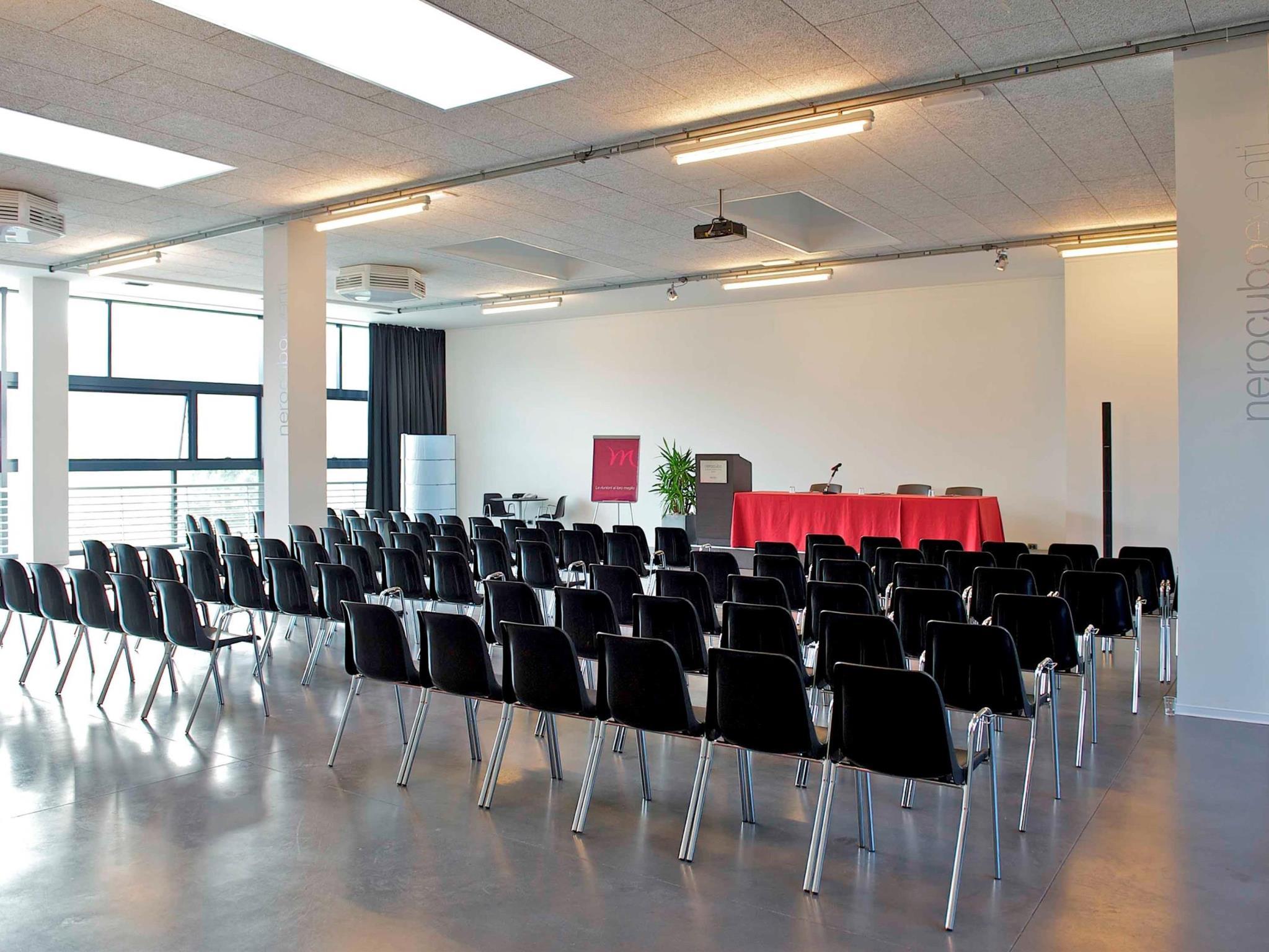 メルキュール ネロキューボ ロヴェレート 写真