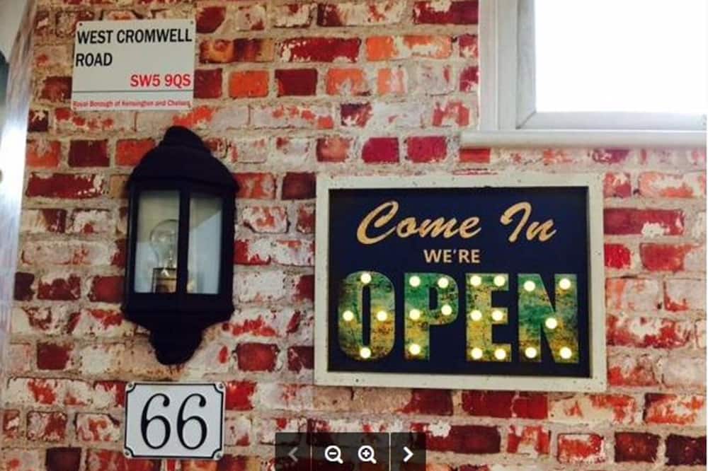 ウエスト クロムウェル ホテル 写真