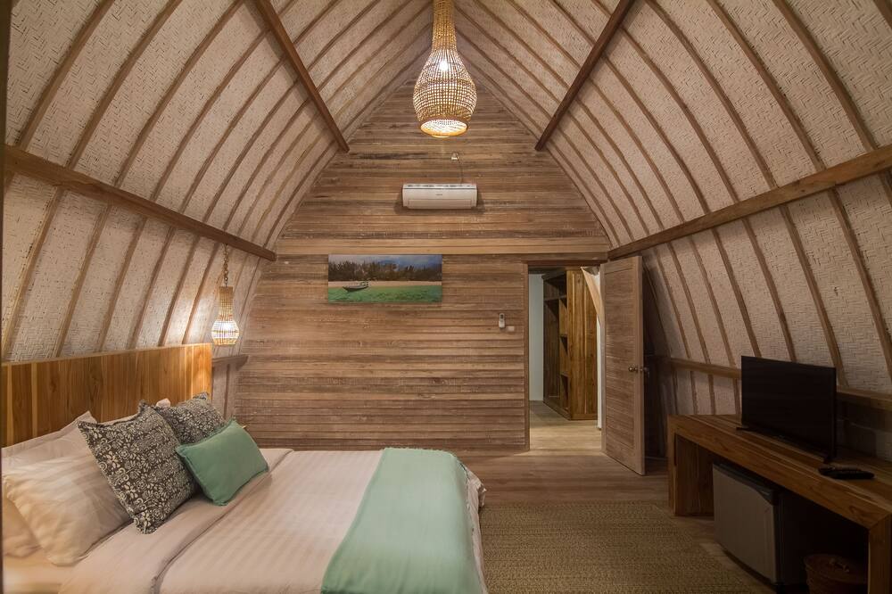 ギリ エア エスケープ - アダルツ オンリー 写真