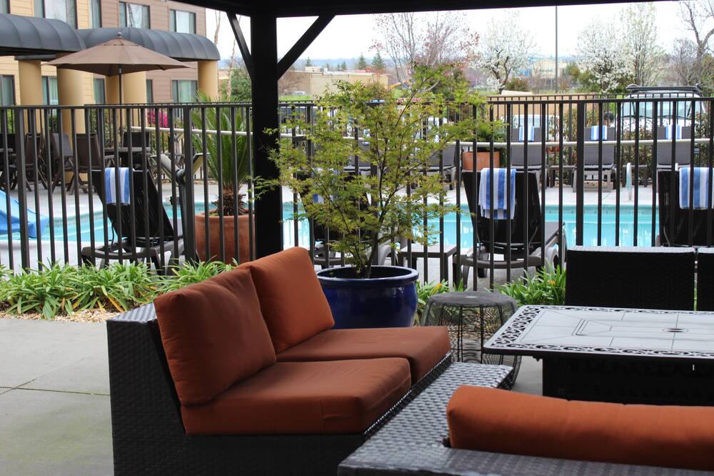 Oxford Suites Chico 写真