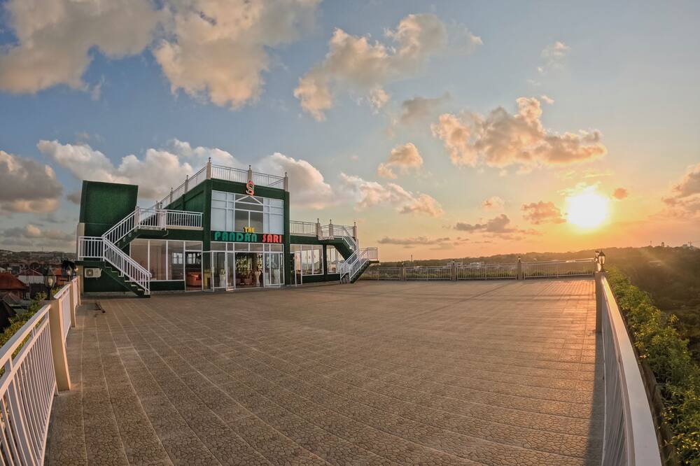 ザ パンダン サリ ホテル 写真