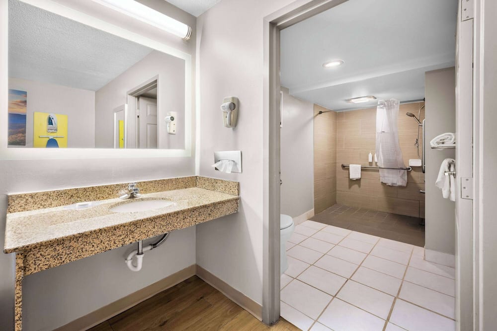 デイズ イン バイ ウィンダム ローリー ミッドタウン 写真