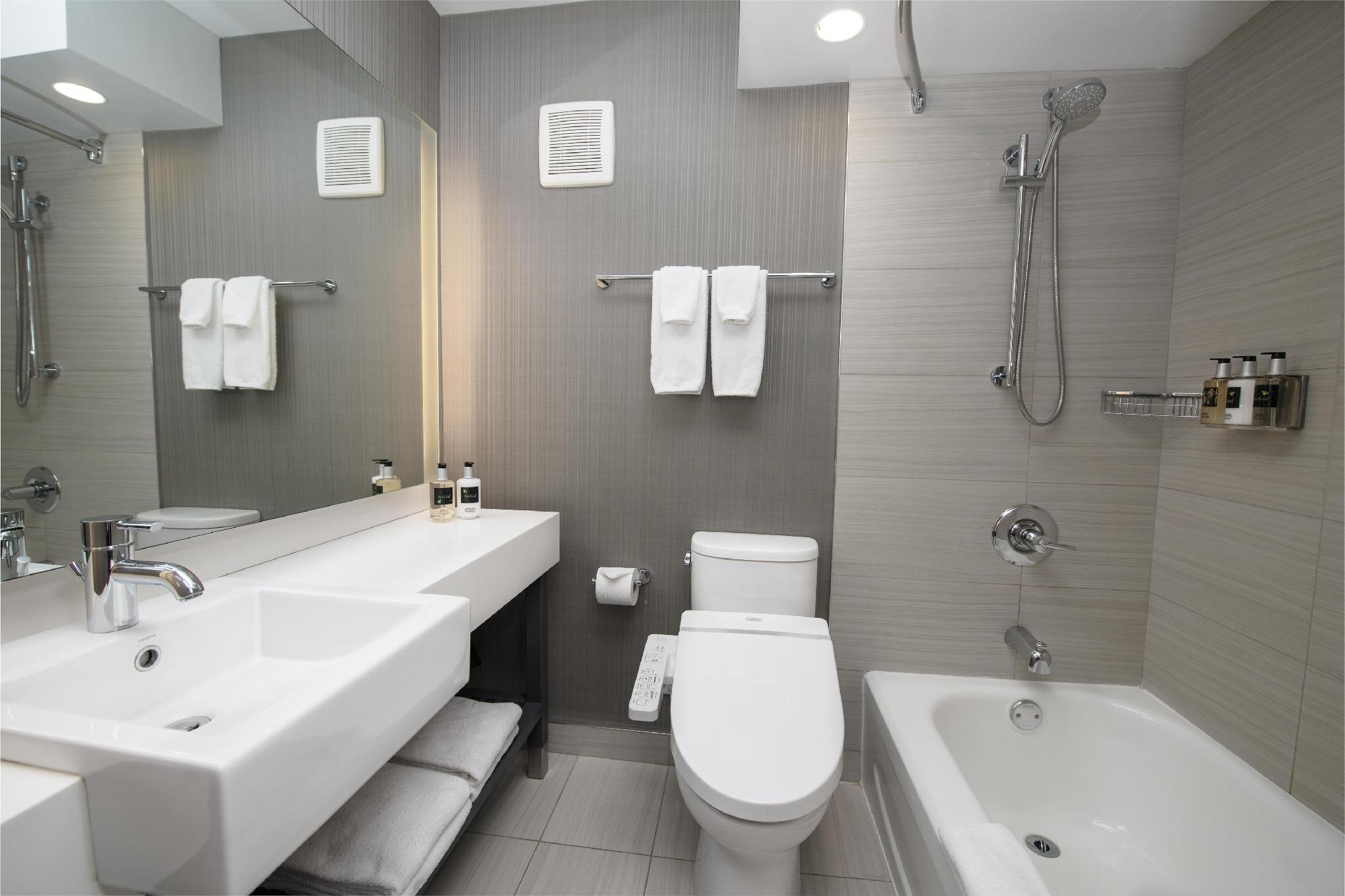 Coast Prince George Hotel by APA 写真