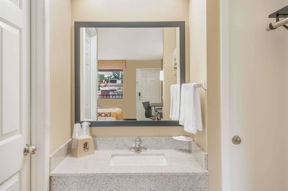 スーパー 8 バイ ウィンダム ブライアント リトル ロック エリア 写真