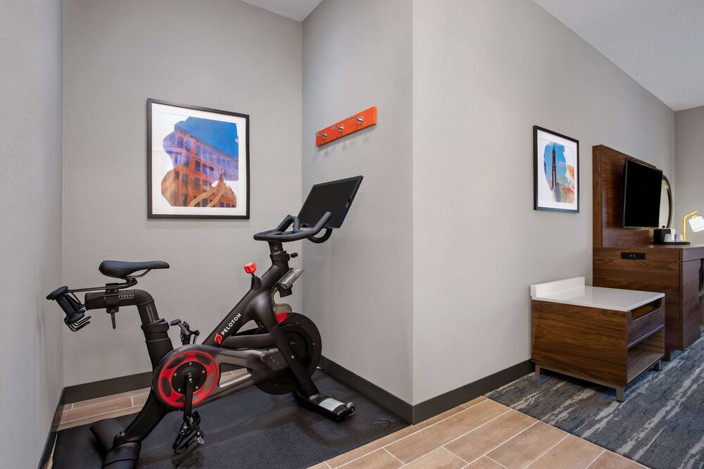 ハンプトン イン & スイーツ マンシー 写真