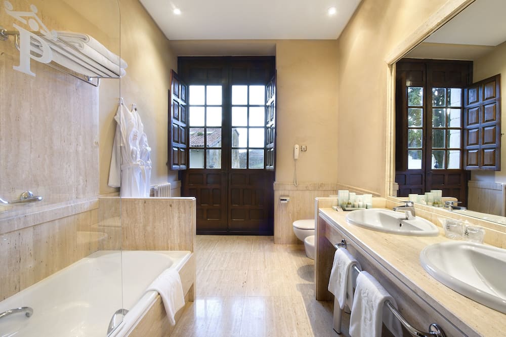 パラドール デ サンティリャーナ ギル ブラス 写真