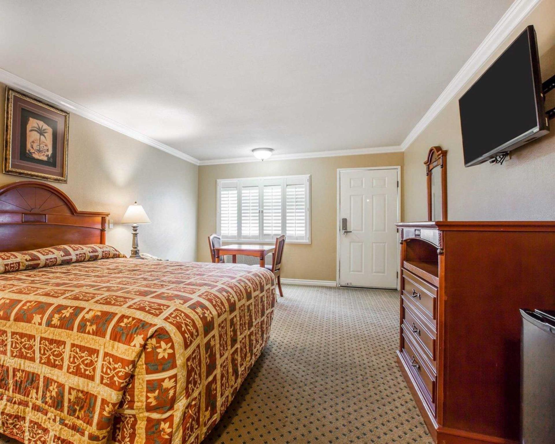 ロードウェイ イン アーテシア セリトス 写真