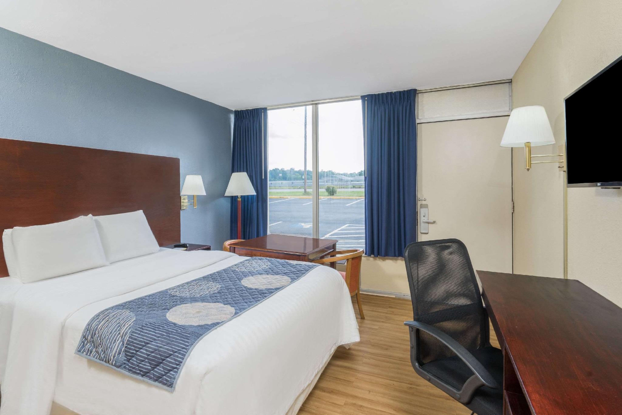 デイズ イン バイ ウィンダム ステーツビル 写真