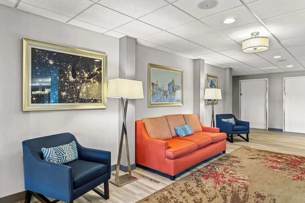 ハンプトン イン シカゴ ナパービル ニア NIU カンファレンス センター 写真