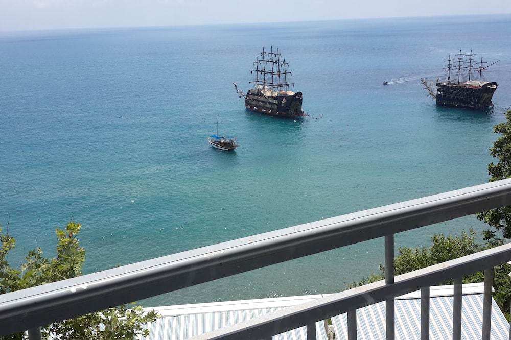 ララ オテル +12 オンリー アダルト 写真