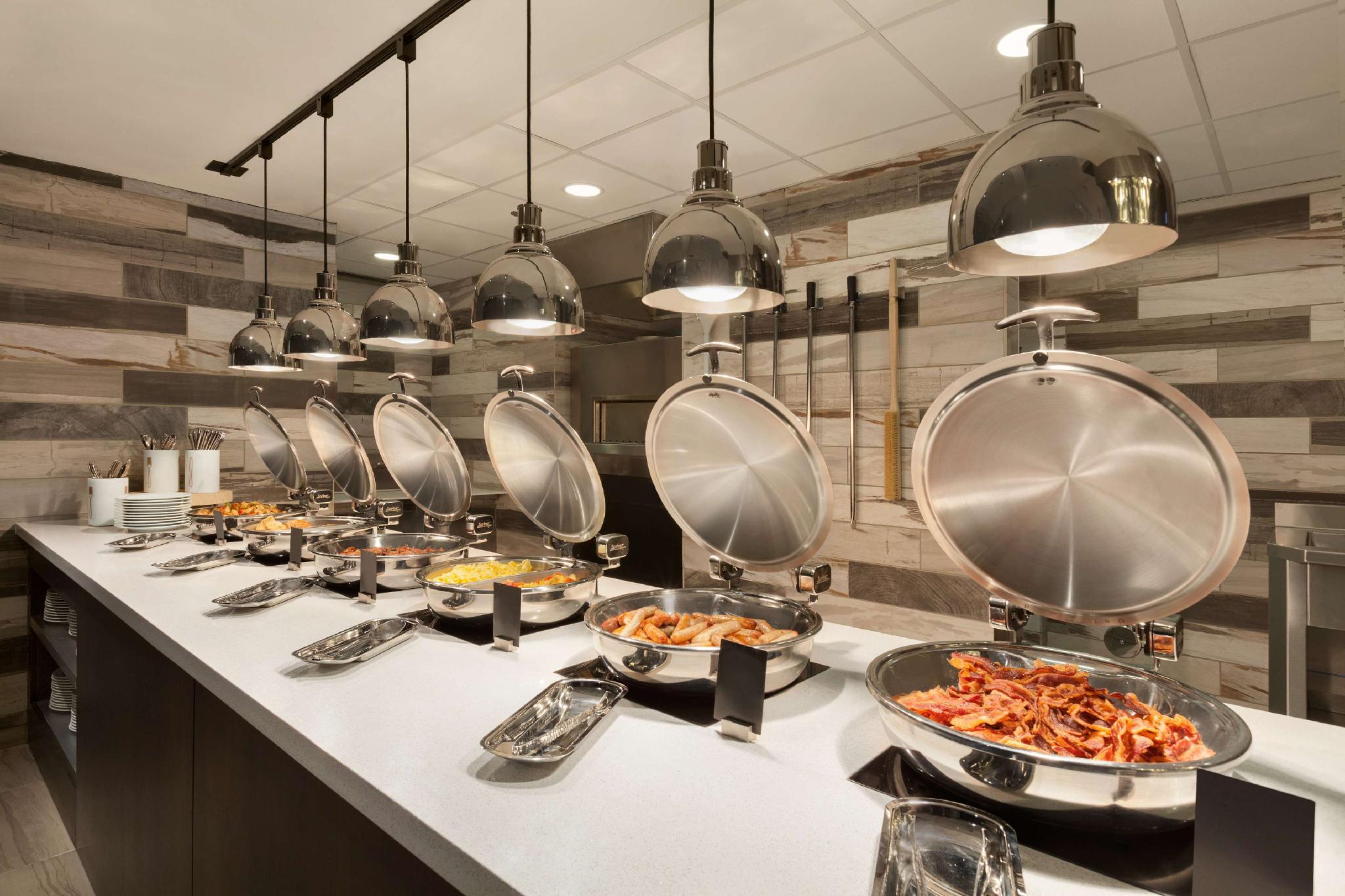 Embassy Suites San Antonio Brooks Hotel & Spa 写真