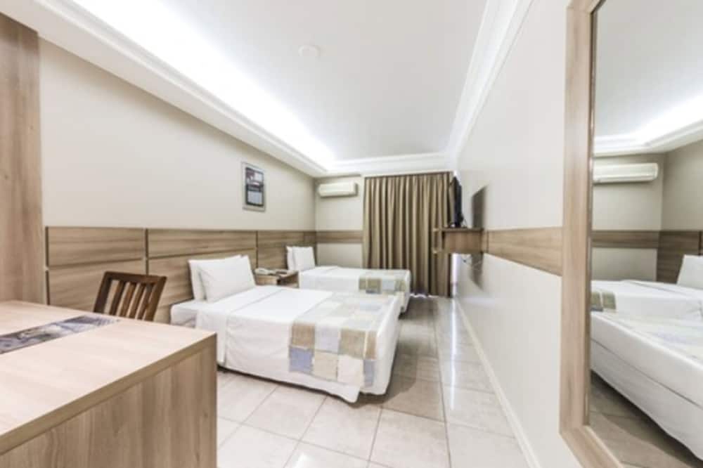 プラザ ビター ホテル 写真