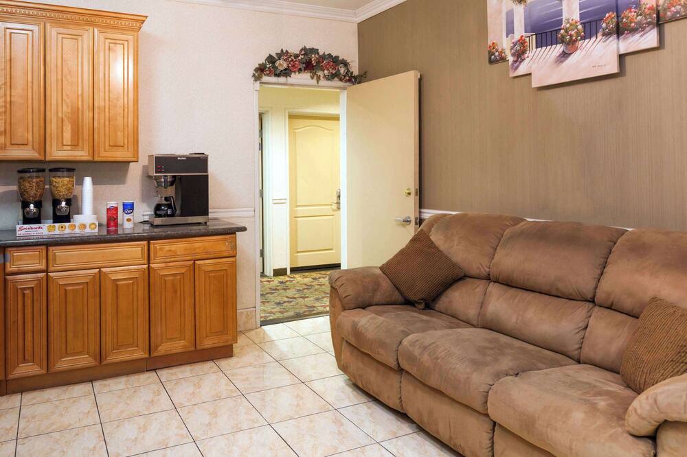 ハワード ジョンソン バイ ウィンダム ベーカーズフィールド 写真