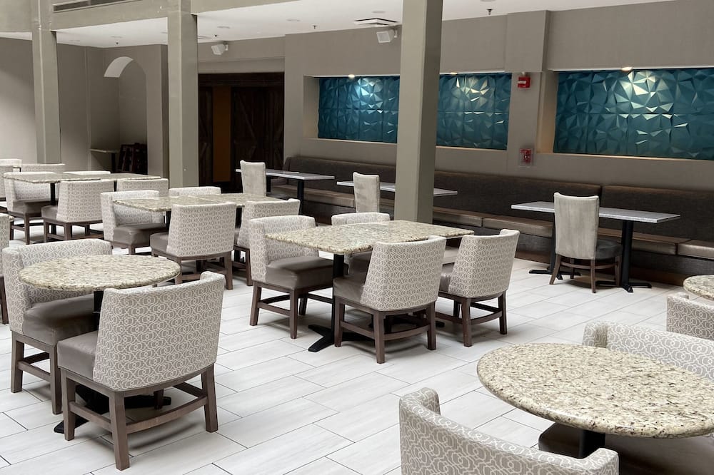 エンバシー スイーツ バイ ヒルトン シカゴ シャウムバーグ ウッドフィールド 写真