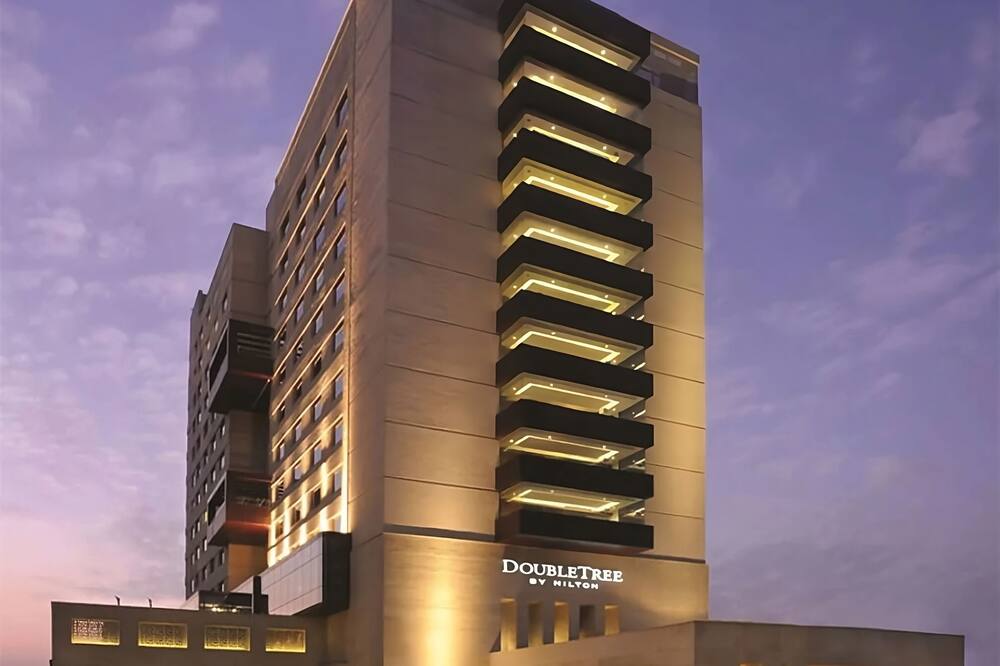 ダブルツリー バイ ヒルトン グルガーオン 写真