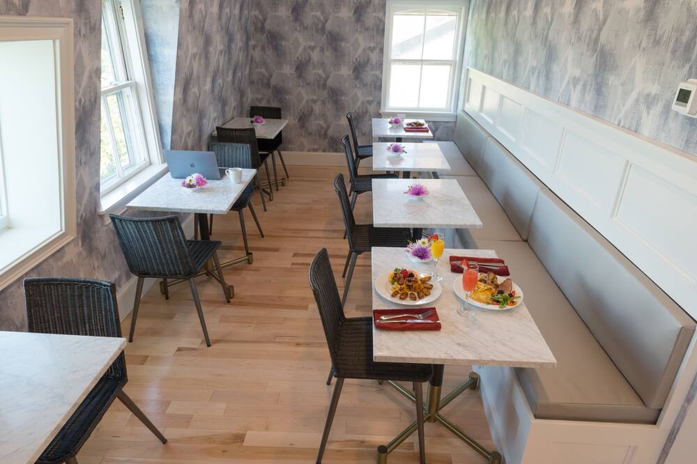 ザ アウトルック イン 写真