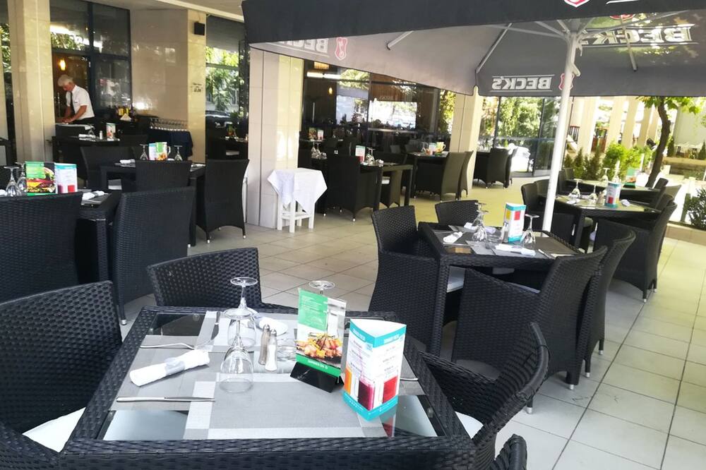 コンチネンタル フォーラム アラド 写真