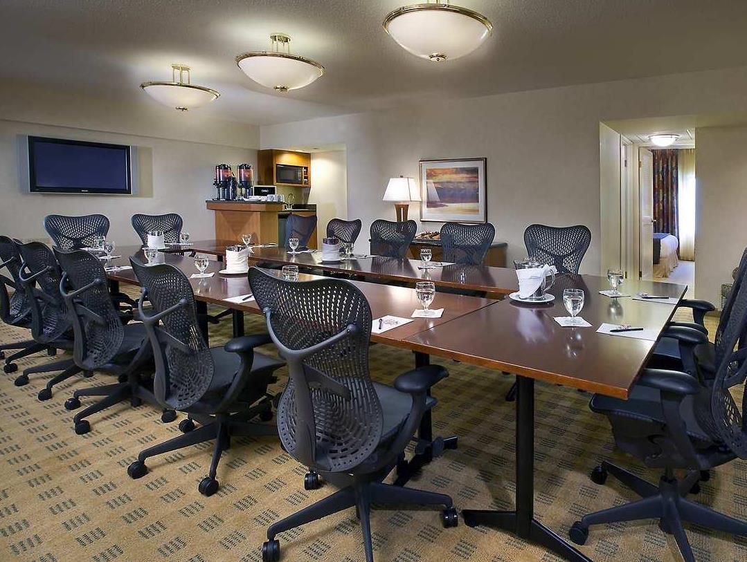 ダブルツリー スイーツ バイ ヒルトン アンド カンファレンス センター シカゴ ダウナーズ グローブ 写真