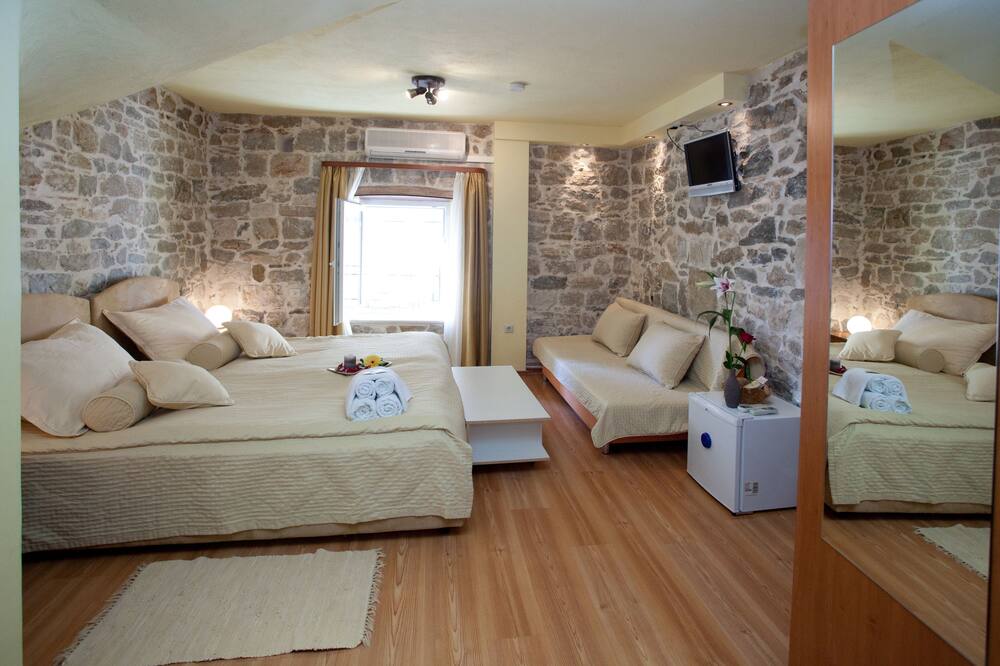 オーセンティック ラグジュアリー ルームス 写真