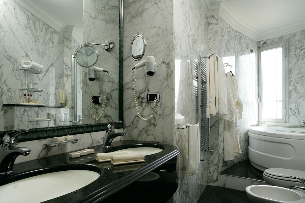 ホテル キャピトル 写真